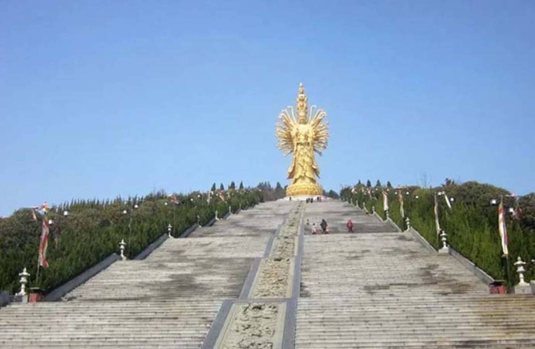 Bu devasa heykellere bakanların başı dönüyor! Uzunlukları 200 metreye yaklaşıyor 5